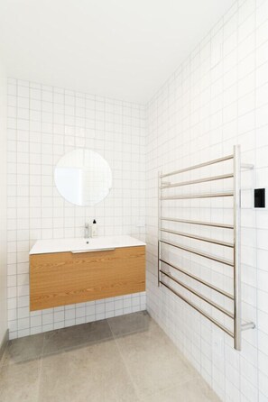 Sèche-cheveux, serviettes fournies