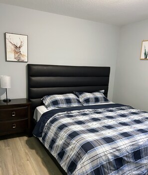 2 bedrooms, iron/ironing board, free WiFi, bed sheets - Cozy 2-Bedroom Basement Haven King and Queen beds. STA License No. STA23-00257 (Regina)