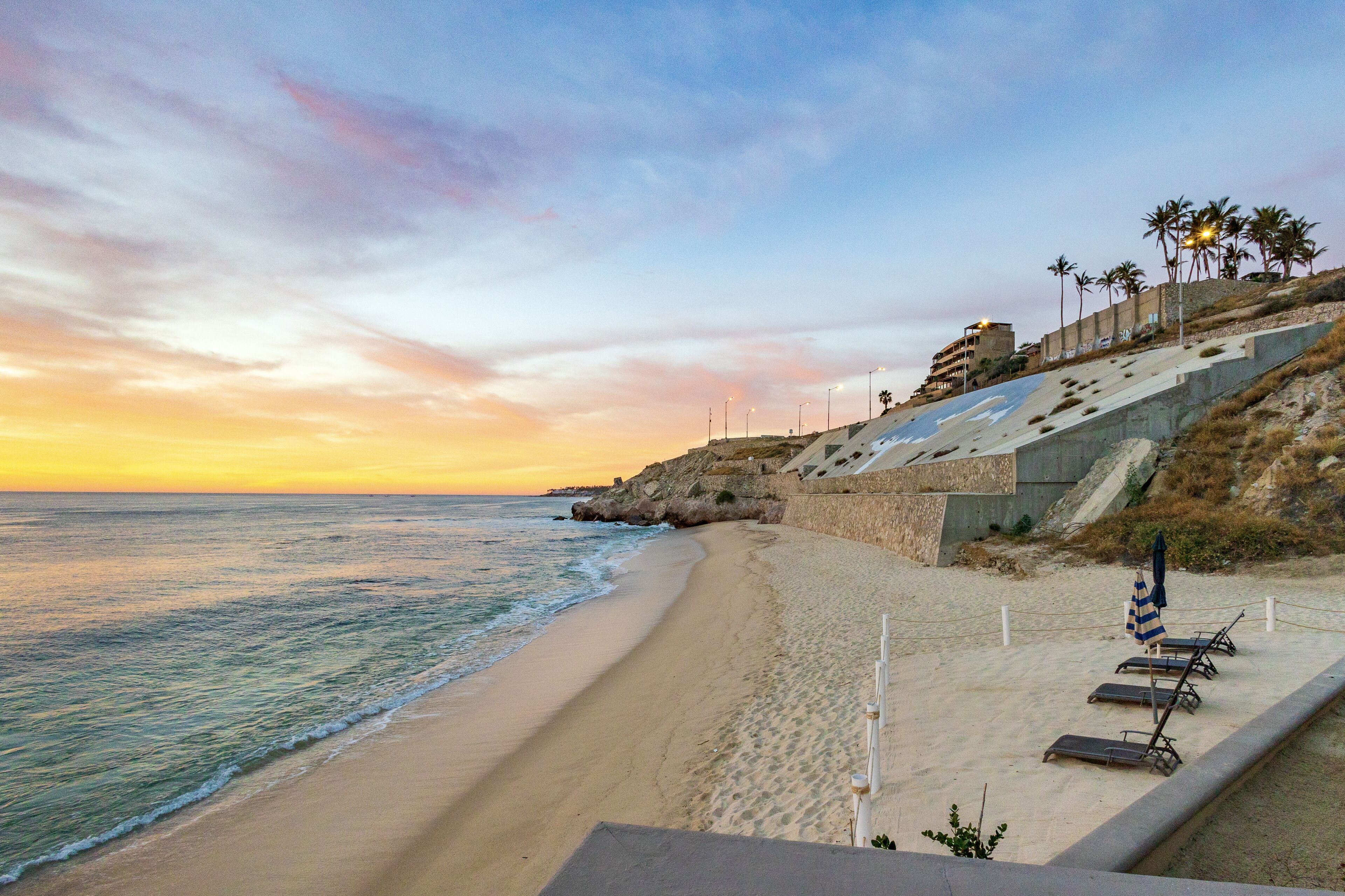 Rannalla, aurinkotuoleja, rantapyyhkeitä