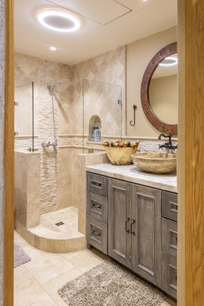 Hair dryer, towels, soap, shampoo - Remodeled Beachfront Ground Floor Surf Condo @Las Olas, Steps from the Pool/Sand (San José del Cabo)
