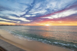 Sur la plage, chaise longue, serviettes de plage