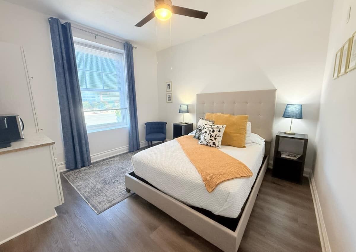 Een strijkplank/strijkijzer, wifi, beddengoed