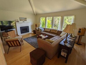 Smart-TV, Kamin, DVD-Player, Bücher