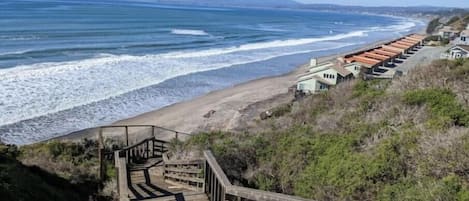Beach nearby, sun loungers, beach towels