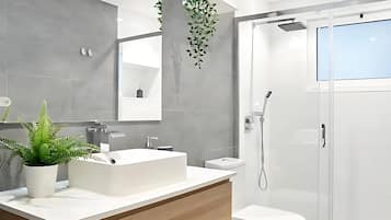 Appartement | Salle de bain | Douche, douche à « effet pluie », articles de toilette gratuits