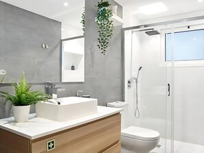 Apartment | Bathroom | Shower, rainfall showerhead, free toiletries, hair dryer - Alegria 79 (Coimbra)