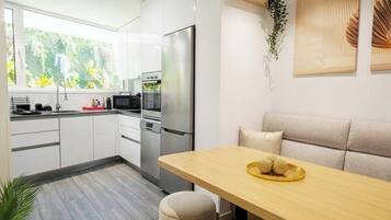 Apartemen | Dapur pribadi | Lemari es, microwave, oven, dan kompor