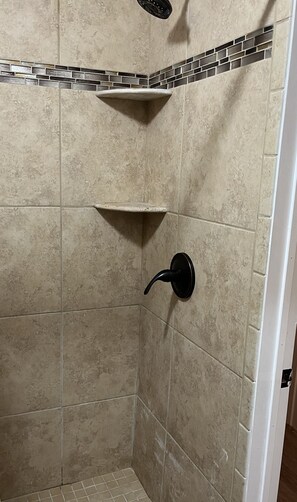 Ducha, secador de pelo, toallas y papel higiénico