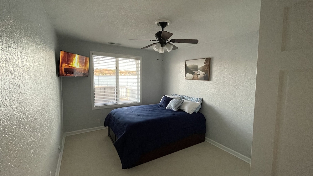 Lakefront w/water access and views, family/dog friendly, SUP, Kayak