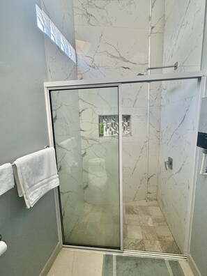 Een douche, handdoeken, toiletpapier