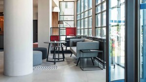 Un intérieur moderne avec de grandes fenêtres, une table ronde et un canapé.