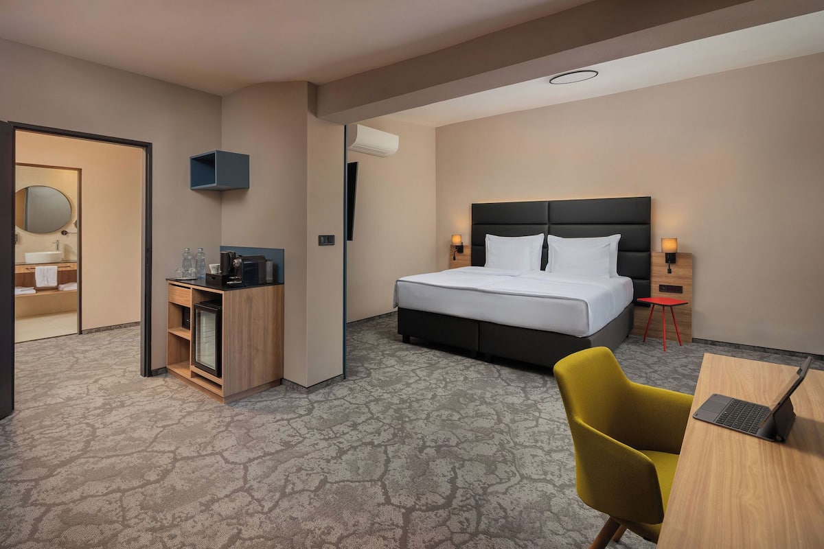 Deluxe Junior Suite | Allergivenligt sengetøj, individuelt design, skrivebord