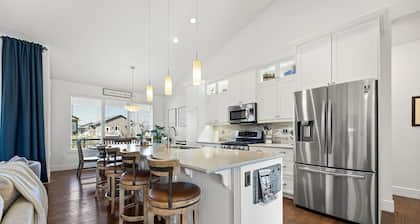 Beautiful 5 bedroom home in Central Alberta
45 minutes from YYC