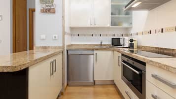 Jääkaappi, mikroaaltouuni, uuni, astianpesukone