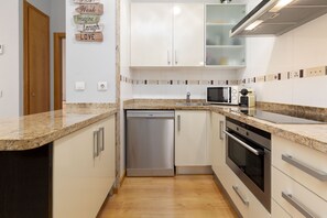 Frigorifero, microonde, forno, lavastoviglie