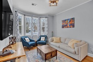 Smart-tv, een open haard en een tafeltennistafel