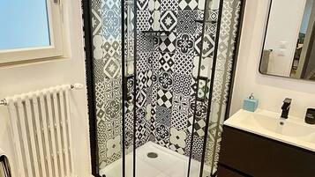 Een haardroger, handdoeken