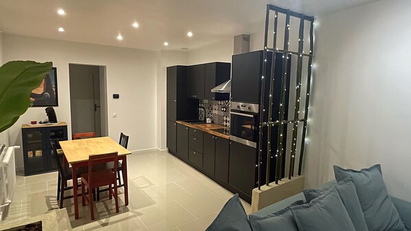 Unclassified image, 1 of 6, button