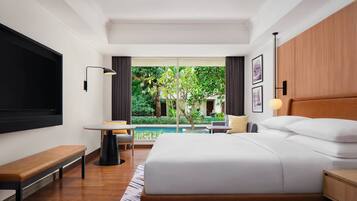 Kamar Deluks, 1 Tempat Tidur King, pemandangan kebun | 1 kamar tidur, seprai premium, minibar, dan brankas