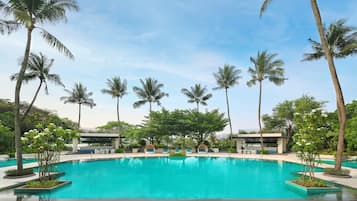 3 hồ bơi ngoài trời, dù/ô trên bãi biển/hồ bơi, ghế dài tắm nắng