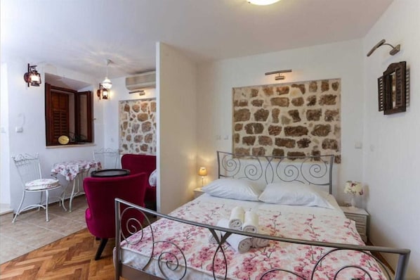 1 chambre, accès au Wi-Fi (inclus), literie fournie