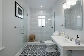 Douche, séchoir à cheveux, serviettes fournies, savon