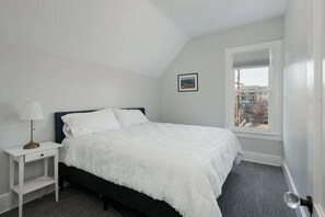 4 bedrooms, WiFi, bed sheets - Inviting home near the heart of Downtown and Rino (Denver)