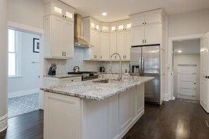 Fridge, microwave, oven, stovetop - Inviting home near the heart of Downtown and Rino (Denver)