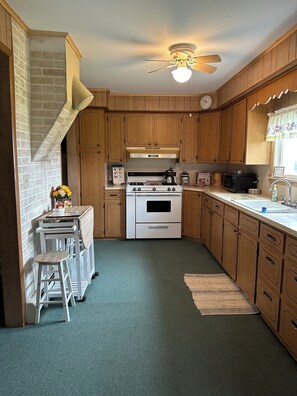 ثلاجة، ميكروويف، فرن، موقد طهي مسطح