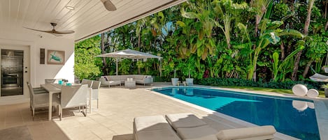 Utomhuspool och uppvärmd pool