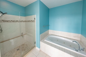 Shower, towels - Penthouse Condo Sandbridge 4 Bedrooms (Virginia Beach)