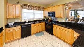 Kylskåp, mikrovågsugn, ugn och spishäll