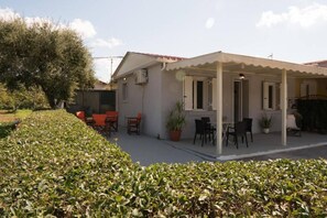 Outdoor dining - Nafsika's House

 (Agios Kirikos)