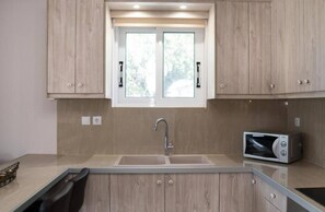 Fridge, oven, stovetop, electric kettle - Nafsika's House

 (Agios Kirikos)