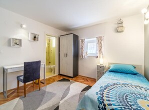 2 bedrooms, iron/ironing board, Internet, bed sheets