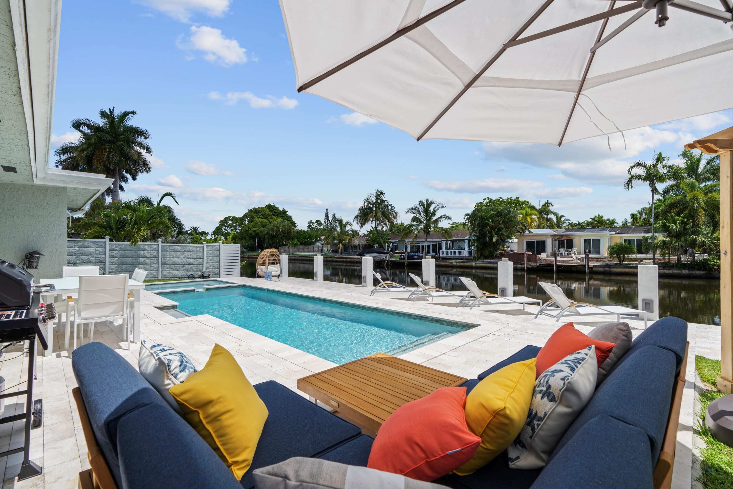 Riverside Getaway in Oakland with pool and BBQ!