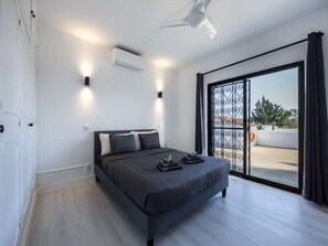 3 slaapkamers, een strijkplank/strijkijzer, gratis wifi, beddengoed