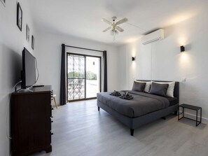 3 slaapkamers, een strijkplank/strijkijzer, gratis wifi, beddengoed