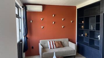 Departamento junior, 1 habitación, vista a la ciudad | Área de sala de estar