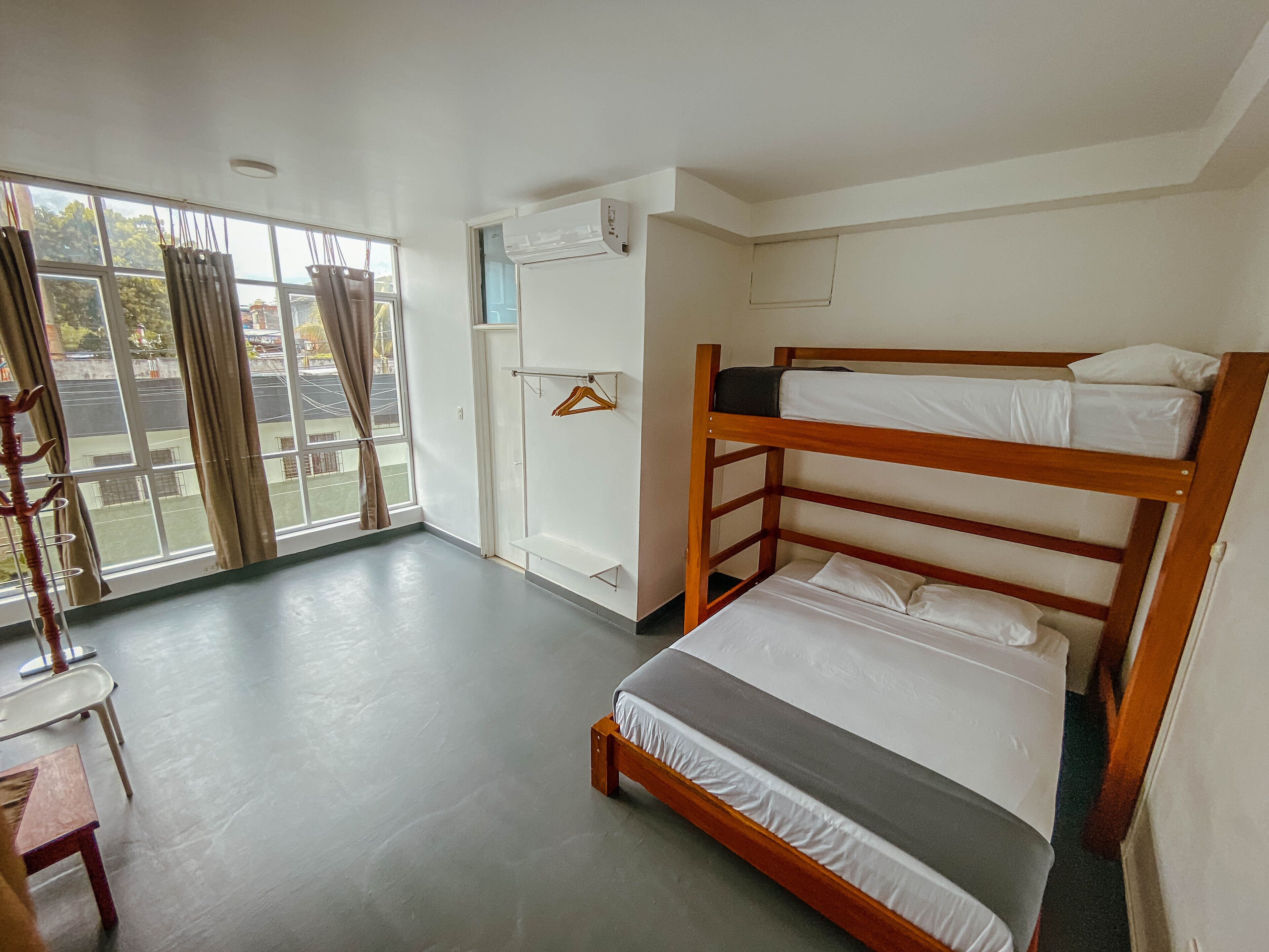 2 habitaciones, tabla de planchar con plancha y wifi gratis 