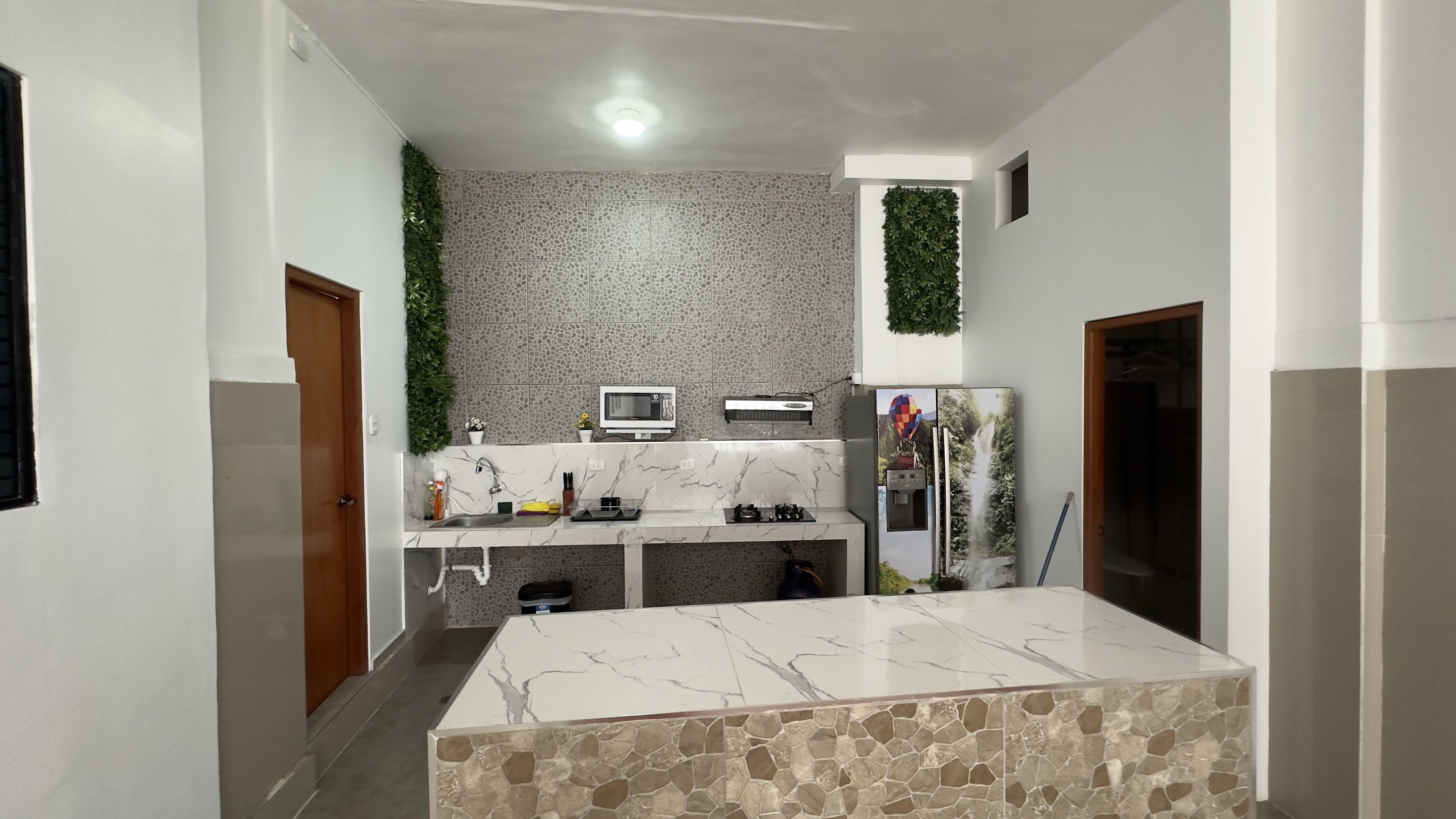 Mikrovågsugn, diskmaskin och grytor/köksredskap