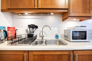 Fridge, microwave, oven, stovetop - Stylish Studio in Leicester Square (London)