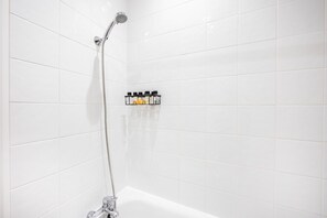 Hair dryer, towels, soap, shampoo - Stylish Studio in Leicester Square (London)