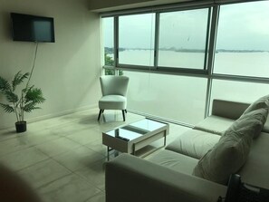 Living area - Cozy 1-bedroom apartment in welcoming Guayaquil with AC, fitness room, WiFi (Guayaquil)