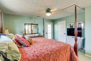 4 bedrooms, desk, WiFi, bed sheets