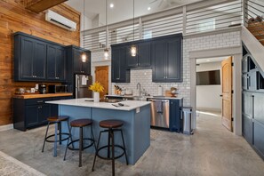 Een oven, kookgerei, borden en bestek