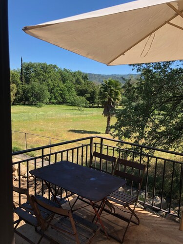 Meadow cottage between downtown Ojai and Shelf Road trailhead less than .5 mile