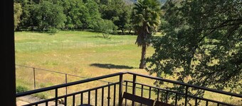 Meadow cottage between downtown Ojai and Shelf Road trailhead less than .5 mile