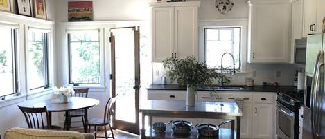 Frigorífico, horno, placa de cocina y cafetera o tetera