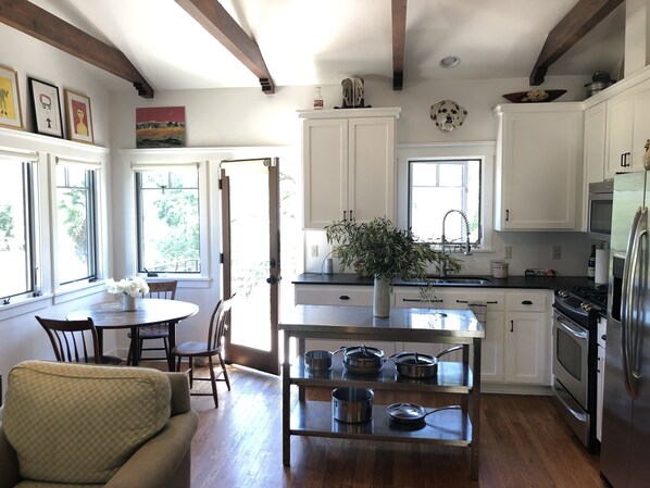 Køleskab, ovn, kogeplade, kaffe-/temaskine